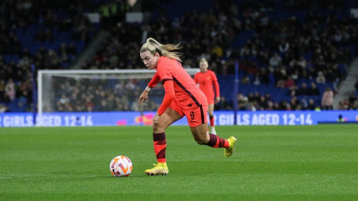 Lauren Hemp playing for England against the Czech Republic in 2022
